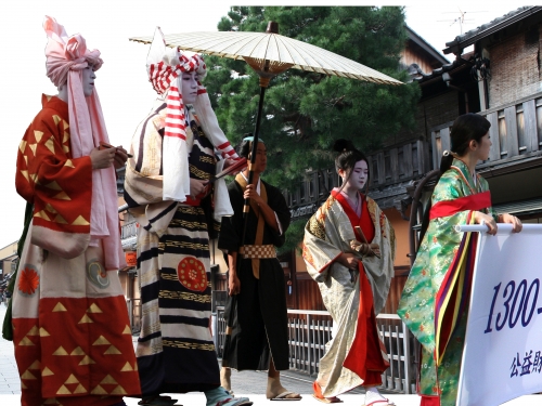 tokyo defile montage Gion.jpg