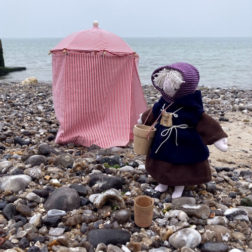 chiff employée bain parasol seaux.jpg
